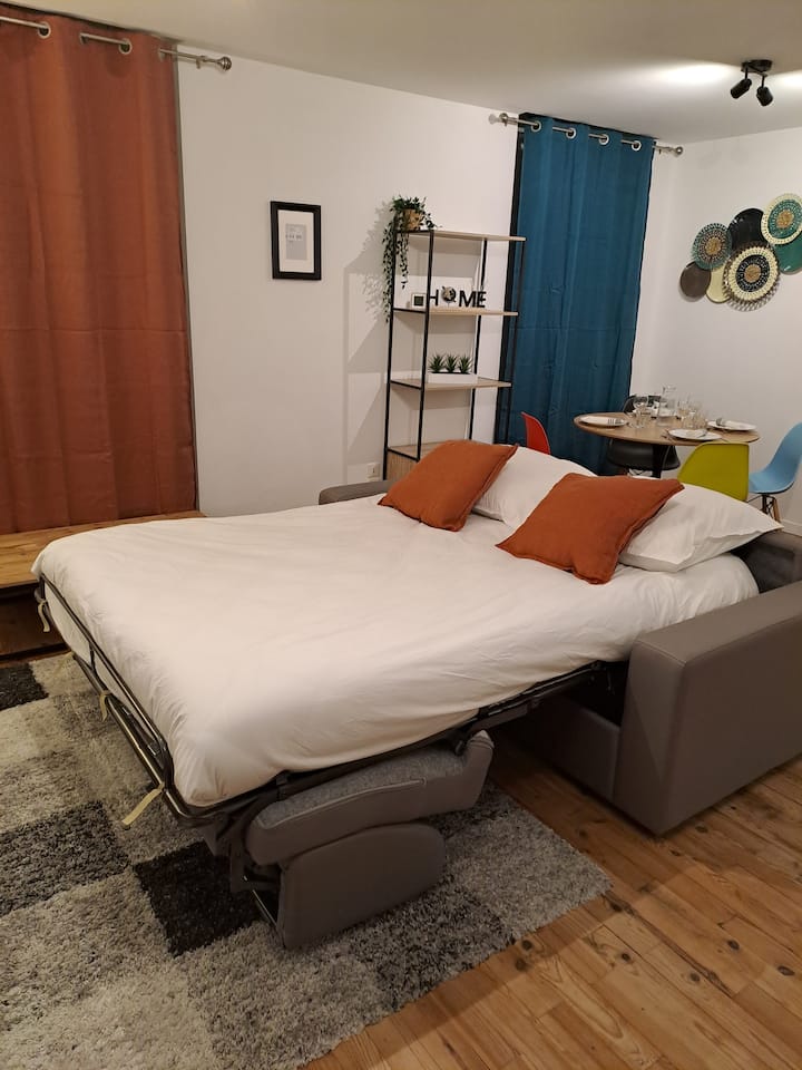 Лесно расклопен кауч на спуштање, за 2 лица (големина 140 x 190 см), со обезбедена постелнина.