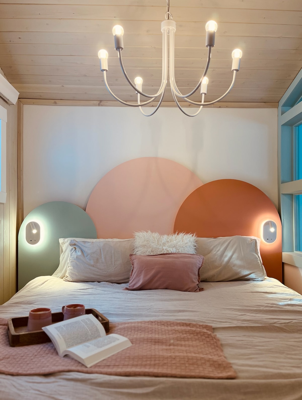 ️ ¡Dormirán como reyes! Una cama queen ultra cómoda en una habitación muy bien decorada, con una vista directa del río y el suave sonido de las olas que te mecen hasta la mañana… ¡un verdadero paraíso! 