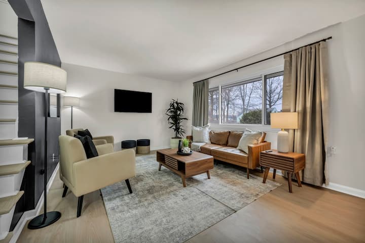 Sleeps 12 | Game Room | Firepit | 3 Min to CLE