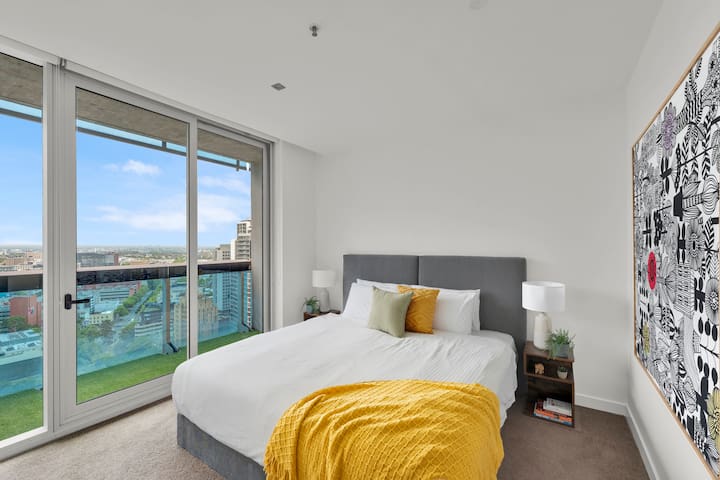 Breath-taking, 270 degree views of the city gallery image 4