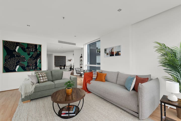 Breath-taking, 270 degree views of the city gallery image 3