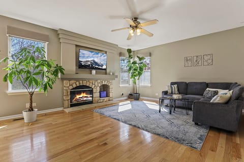 Cloud 9: 4BR, Fully Fenced, 2 Story