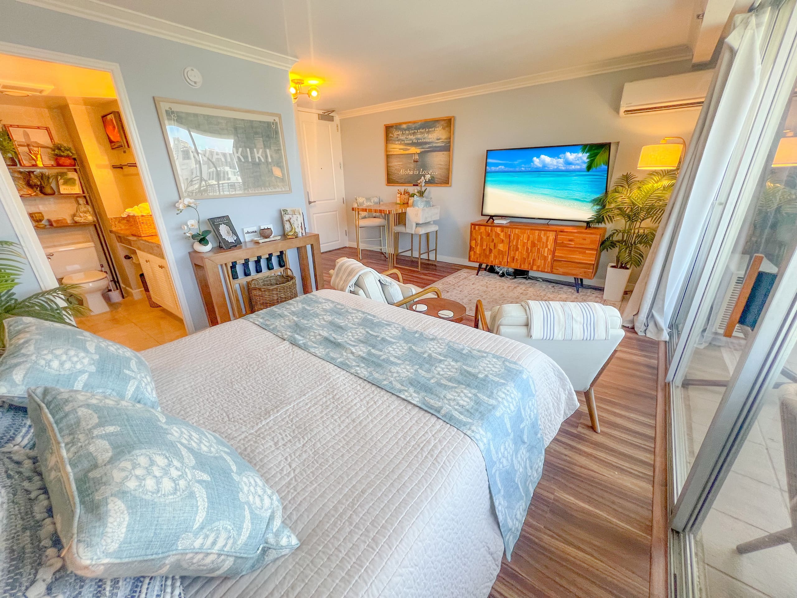 Condo in Honolulu · ★4.84 · Studio · 1 bed · 1 private bath - Image 31