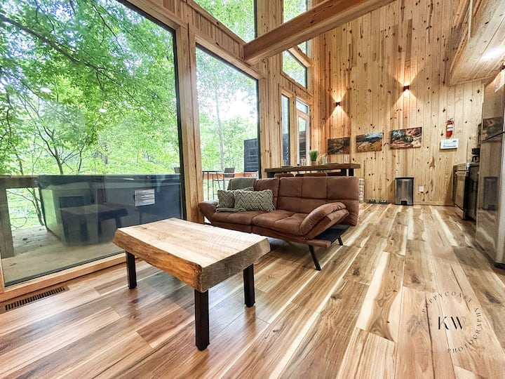 Pohodlný gauč s futónom a ručne vyrobený konferenčný stolík z jedľového dreva.