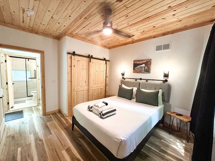 Manželská posteľ s 12-palcovým matracom Zinus Green Tea.  Všetka posteľná bielizeň je samozrejme zahrnutá.  V tejto skrini je ďalšia posteľná bielizeň pre 5. hosťa, ako aj žehlička a žehliaca doska.