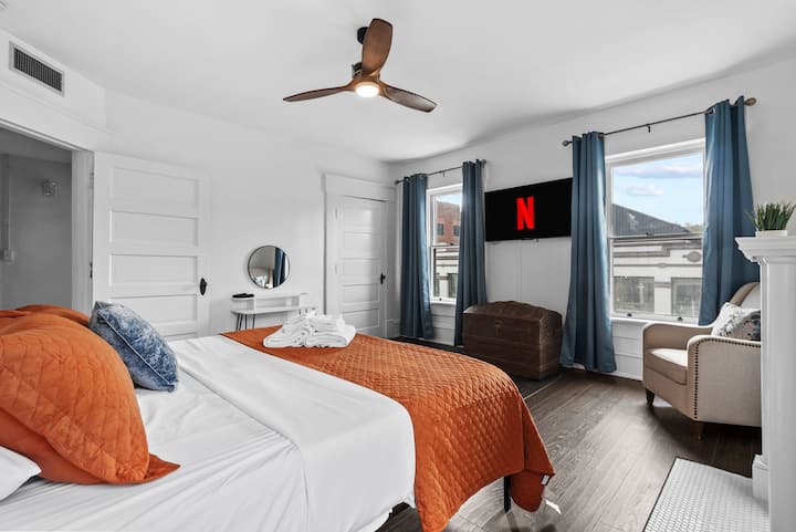 宽敞的加大双人床卧室采用大胆的现代装饰，配备舒适的壁炉、55英寸智能电视（可免费收看HULU）和大窗户，自然采光充足。 阅读角和时尚梳妆台完美融合了舒适与时尚。