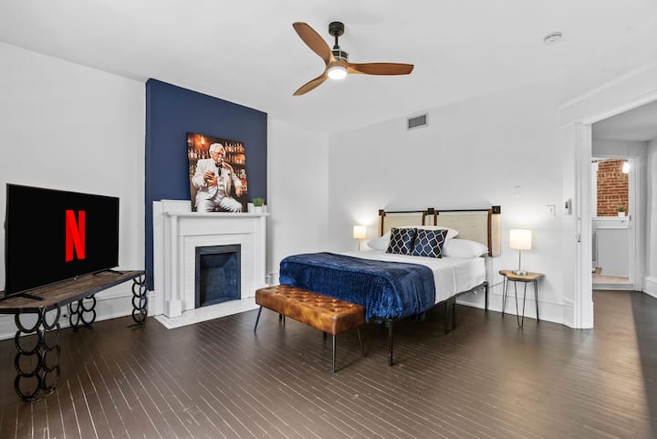 这间优雅的标准双人床卧室采用丰富的海军蓝和金色装饰，配备舒适的壁炉和55英寸智能电视，可免费收看HULU。 超大窗户带来自然光线，为您带来舒适和时尚的完美融合，让您放松入住。