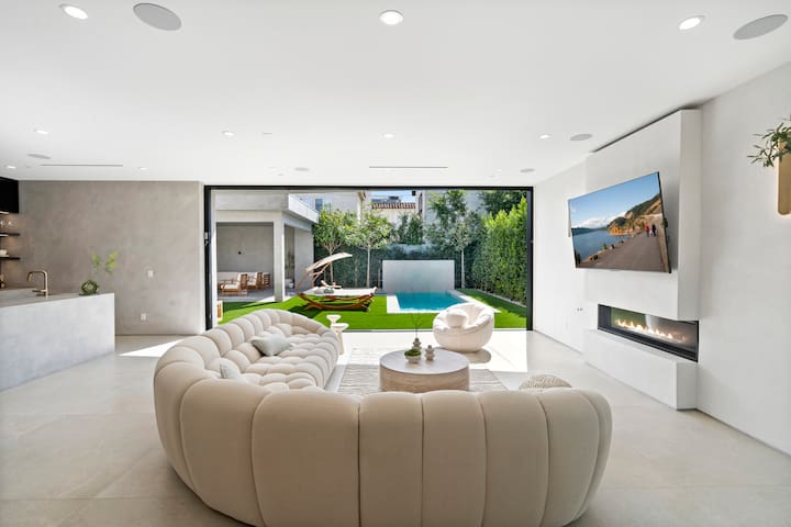 Modern Jewel • 5BR Oasis w/ Pool & Hot Tub gallery image 4