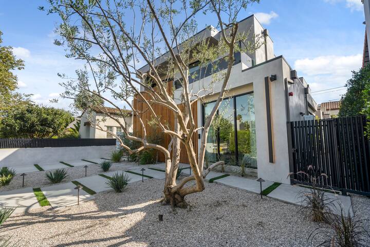 Modern Jewel • 5BR Oasis w/ Pool & Hot Tub gallery image 3