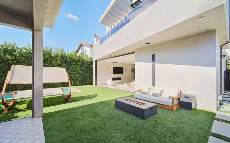 Modern Jewel • 5BR Oasis w/ Pool & Hot Tub gallery image 5