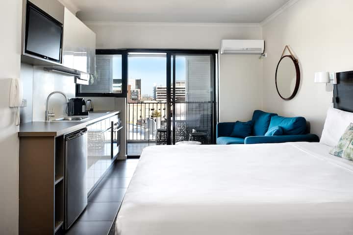 Trendy Studio Apartment With Balcony - Kensington