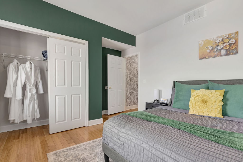 Დედოფლის ზომის საწოლი - სავსე სივრცე კარადაში და კარგად გააზრებული შტრიხები, რომ თავი ისე იგრძნოთ, როგორც საკუთარ სახლში.