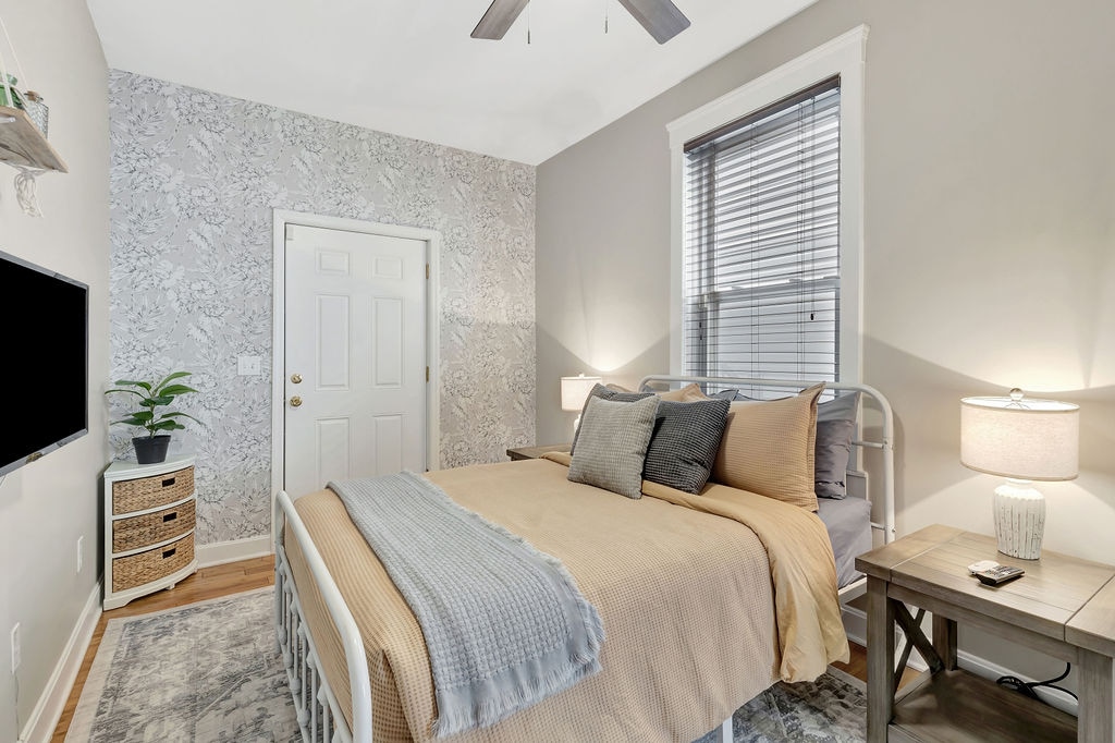 Სტუმრების დახვეწილი საძინებლები — იდეალურია ოჯახებისთვის, წყვილებისთვის ან მეგობრებისთვის.