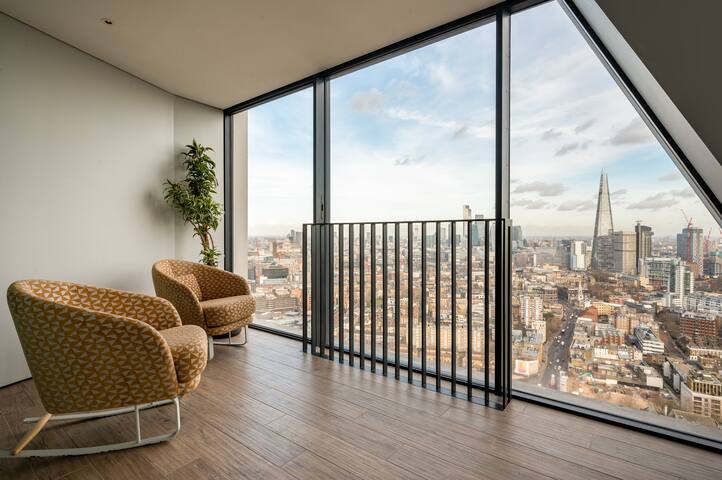 Breath-taking views! Stunning 3 Bedroom Penthouse gallery image 2