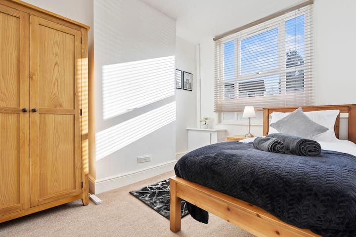 Ლუქს-კლასის ერთადგილიანი საწოლი, საწოლისპირა მაგიდა ლამპით და გარდერობი სათავსოებით.  Შავი ჟალუზები. მოწოდებულია საუთოებელი მაგიდა, უთო და ფენი. Სტანდარტული სასტუმროს თეთრეული და დამატებითი ბალიშები. Მოგვწერეთ დაჯავშნის მოსათხოვნად.