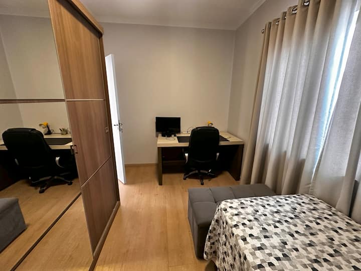 Net als bij een eenpersoonsbed, kledingkast voor kleding. Tafel met stoel. Airconditioning 12.000 BTU Warm en koud.