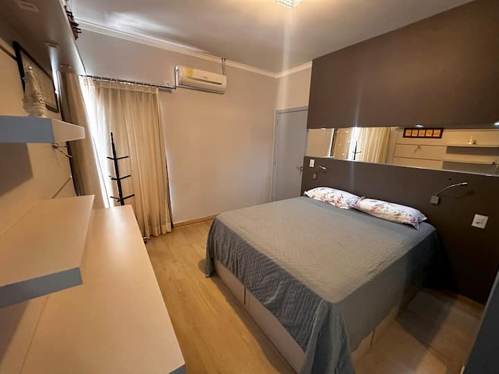 Suite met queensize bed met kledingkast en dressoir voor kleding. Ar 12.000 BTU warm en koud. Leeslampje lezen op het hoofdeinde.