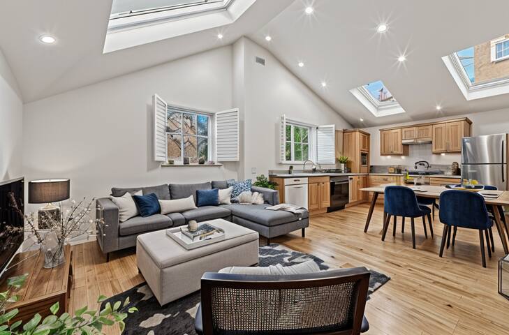 Unique sunny house private entrance high ceiling