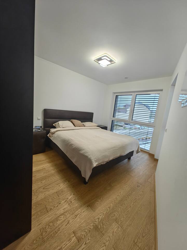 Është një krevat dopio "king" cilësor i pajisur me një dyshek premium Hybrid Luxe nga marka simba (180 x 200 x 31 CM) dhe dy dollapë që përputhen.