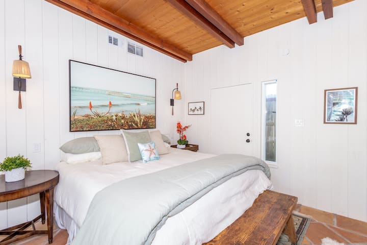 Krevat i rehatshëm me madhësi king me mbulesa pambuku dhe rehatues shtesë për netët e ftohta (ose ato me partnerë të fshehtë të derrit me batanije!).  