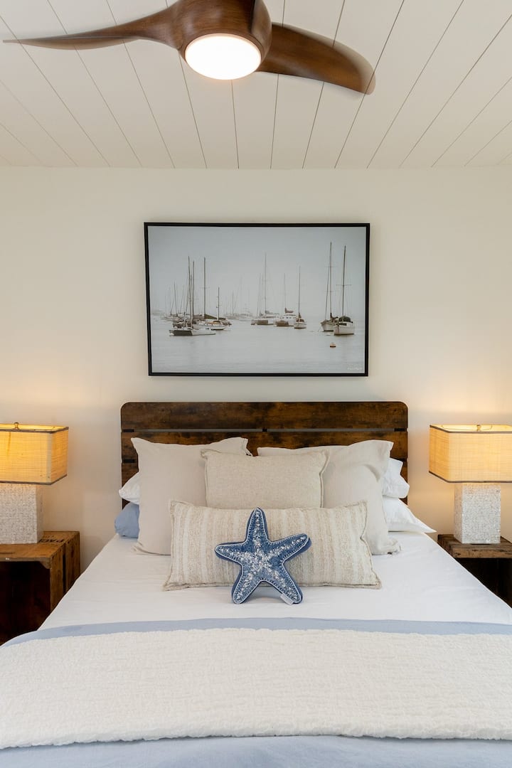 Dhoma e gjumit 2 është dhoma jonë me varkë me vela në Ishullin e Strehës.   Krevat i rehatshëm me madhësi dopio "queen" me jorganë pambuku dhe komodë.   Ventilator i sipërm për qarkullim shtesë dhe dritë.  Dritat e buta në çdo anë të krevatit.  A