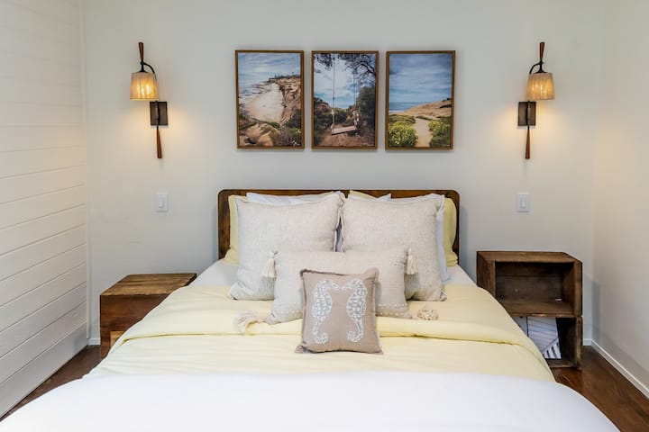 Dhoma e gjumit 3 është dhoma jonë e parkut kombëtar "Sunset Cliffs". Shijo këtë krevat dopio "queen" me jorganë pambuku dhe komodë.   Ventilator i sipërm për qarkullim shtesë dhe dritë.  Dritat e buta të gërvishtura në mur në çdo anë të krevatit, me çelësa të veçantë për secilin. 