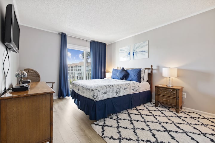 Prostrana glavna spavaća soba s udobnim bračnim krevetom, noćnim svjetiljkama i pametnim televizorom za vašu zabavu. Uživajte u prirodnom svjetlu i prekrasnom pogledu kroz klizna vrata koja se otvaraju na privatni balkon.