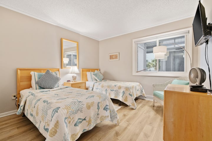 Spavaća soba 3 ima dva udobna jednostruka kreveta, pametni televizor za zabavu i klizni prozor za prirodno svjetlo i svjež zrak.