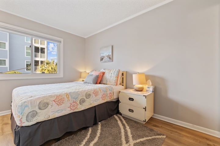 Prednja spavaća soba prostrana je i nudi udoban bračni krevet, noćne svjetiljke i pametni televizor za vašu zabavu, a ima klizni prozor koji donosi prirodno svjetlo i svjež zrak.