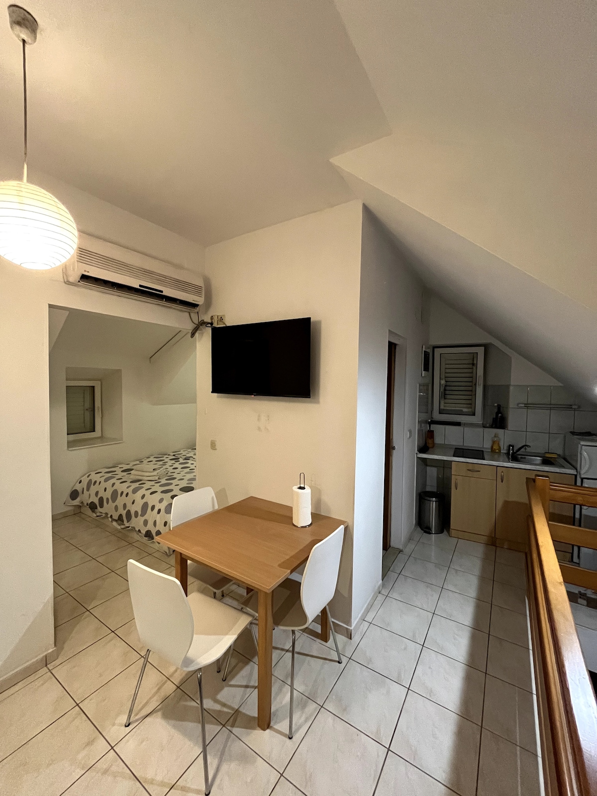 Панирамичен изглед към апартамента в студиото.