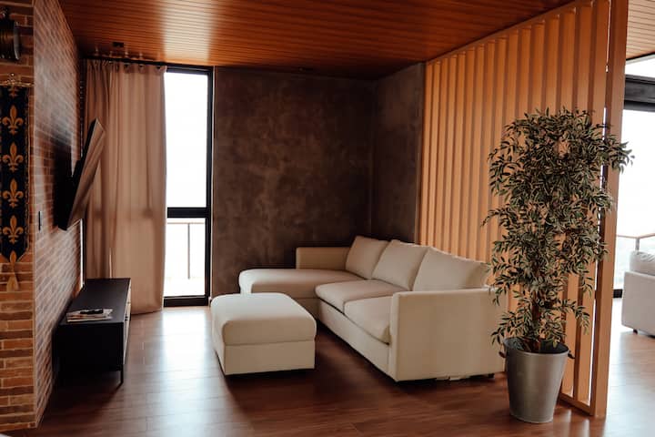 Ამ სივრცეში შეგიძლიათ გამოიყენოთ გასაშლელი დივანი ორი ადამიანისთვის