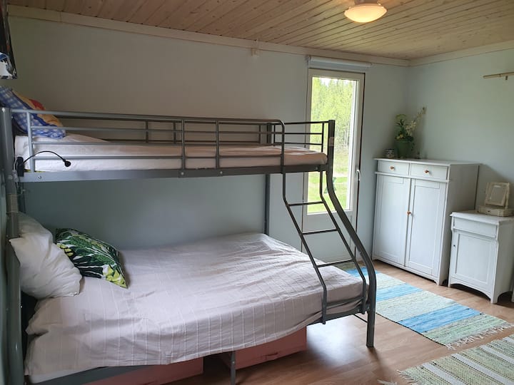 Alhaalla vuode 140 cm ja ylhäällä 90 cm.