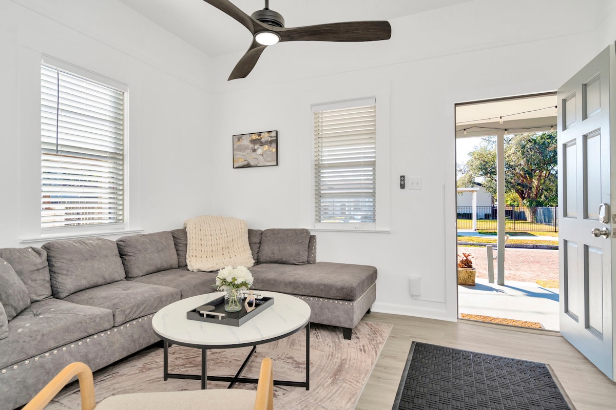 Popular Airbnb listing: Cozy and Spacious Tampa Home! Walk to the Water! in Palmetto Beach