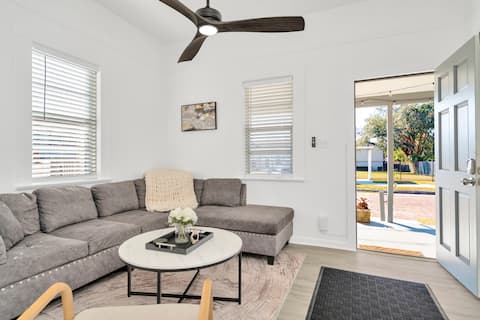 Popular Airbnb listing: Cozy and Spacious Tampa Home! Walk to the Water! in Palmetto Beach