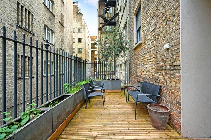 Prime Location English 5 bedroom house gallery image 5