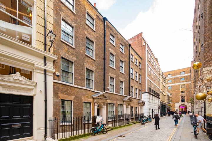 Prime Location English 5 bedroom house gallery image 3