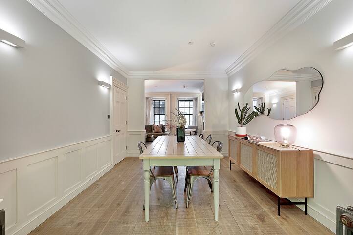 Prime Location English 5 bedroom house gallery image 4