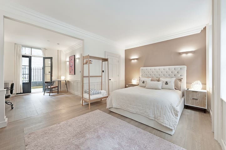 Prime Location English 5 bedroom house