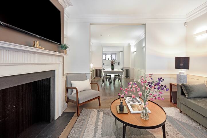 Prime Location English 5 bedroom house gallery image 2