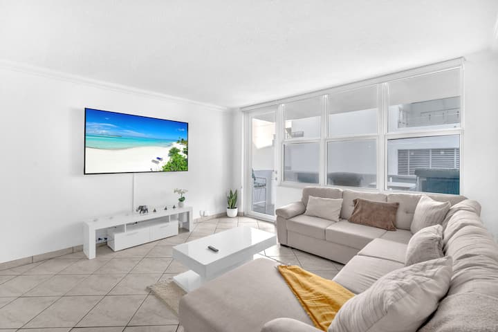 Beachfront Gem W/ Free Parking, Balcony & Pool - Hollywood, FL