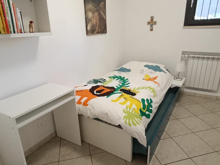 Dhoma e gjumit 4 me krevat tek dhe banjë e përbashkët me dhomë gjumi 2