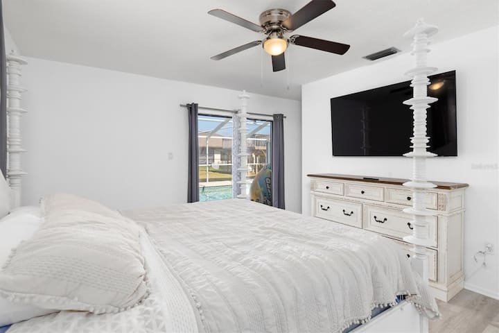 Chumba bora cha kulala kilicho na kitanda cha King, matembezi makubwa kwenye kabati, mlango wa baraza unaoteleza kwenye bwawa na bafu kamili la chumba cha kulala.