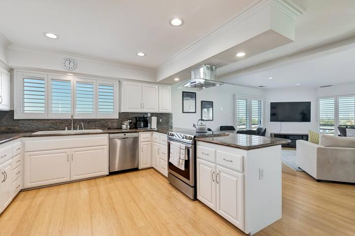 3Bd with Amazing City Views! gallery image 4