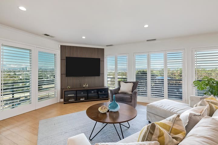 3Bd with Amazing City Views!