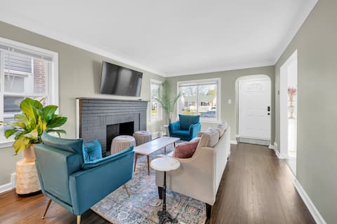 Large Master’s w/King bed, Soaker Tub + Pool Table
