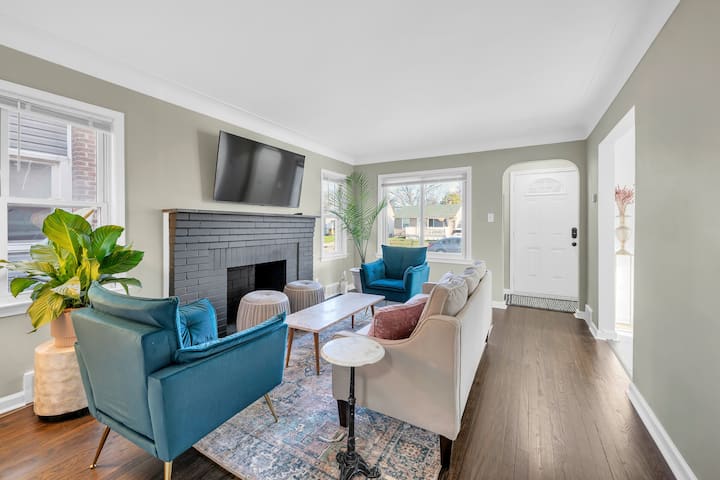 Large Master’s w/King bed, Soaker Tub + Pool Table