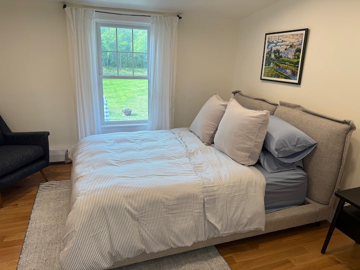 غرفة نوم ثالثة بسرير ملكي