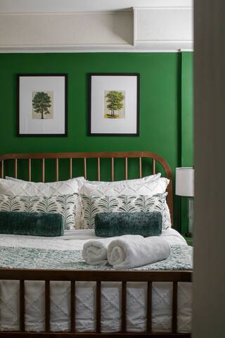 Spacious Historic Apartment with Amenities Galore! gallery image 5