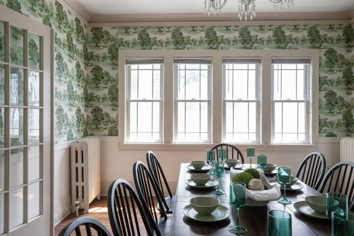 Spacious Historic Apartment with Amenities Galore! gallery image 3