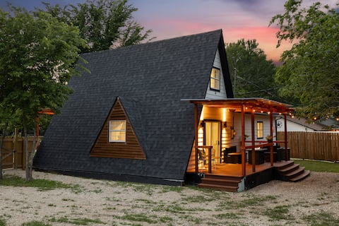 Charming Lake House: Fire Pit - Yard - Play Area!